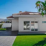 303 VILLA CASA JARDIN con piscina y gran jardín