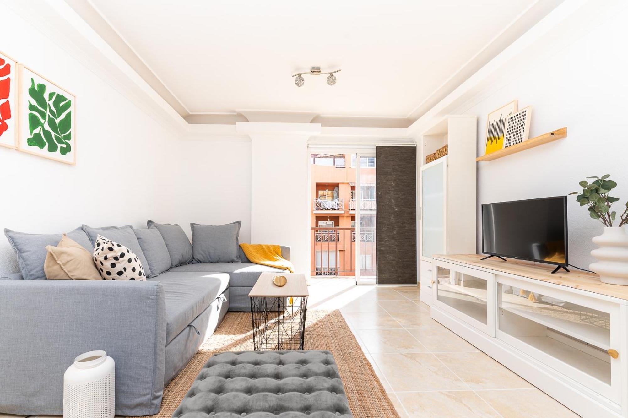 Coqueto Con Terraza Junto A Apartamento *