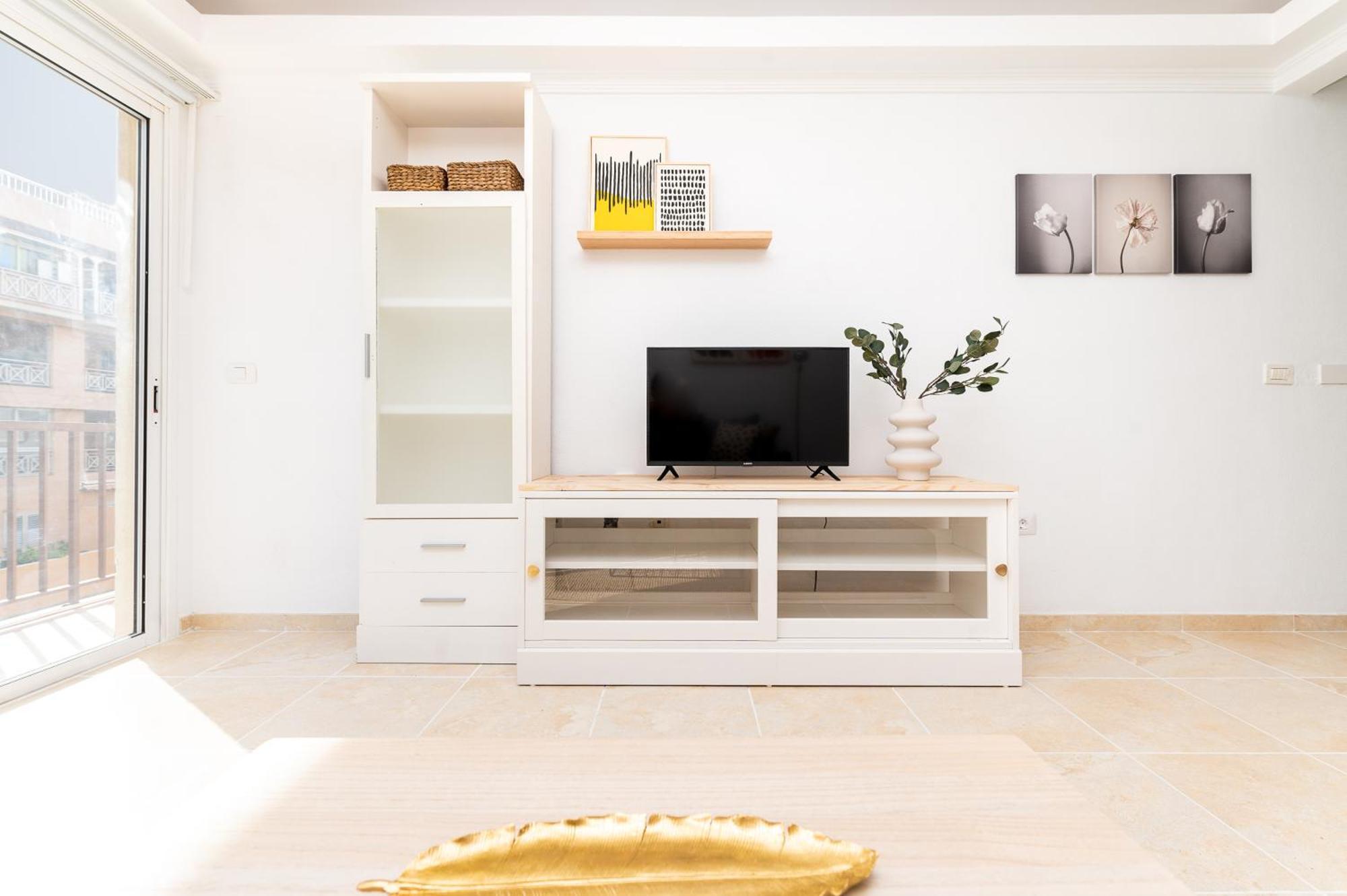 Coqueto Con Terraza Junto A Apartamento *