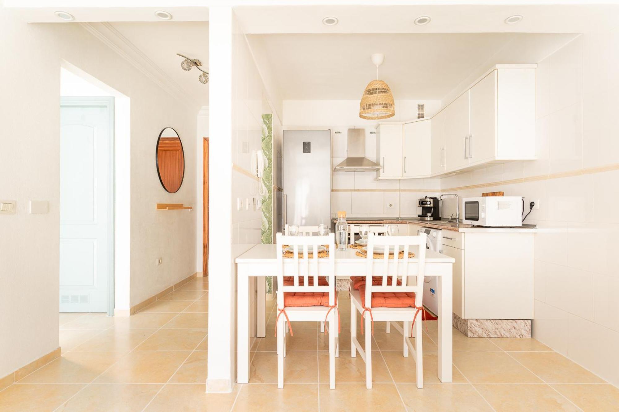 Coqueto Con Terraza Junto A Apartamento