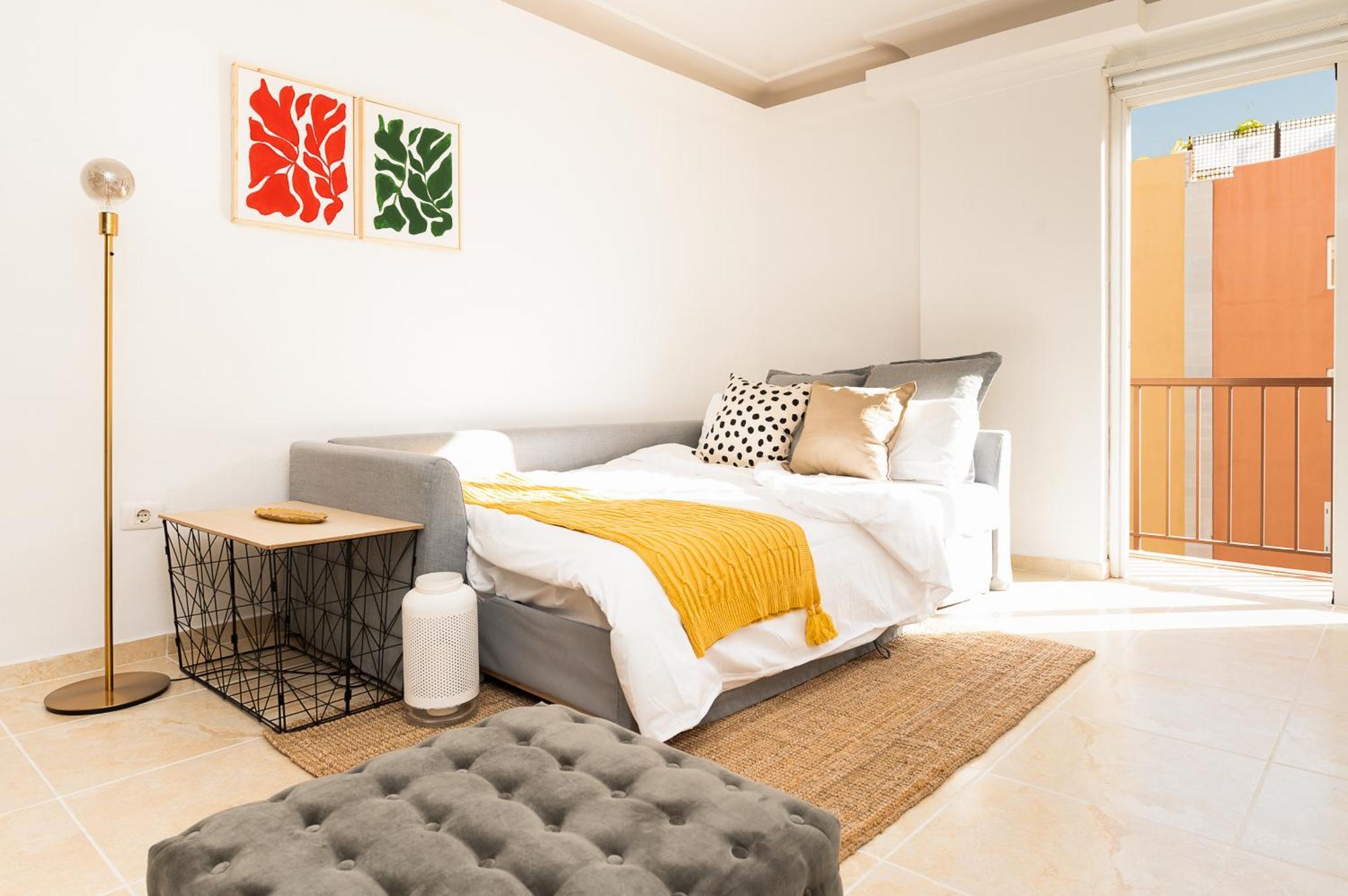 Coqueto Con Terraza Junto A Apartamento *