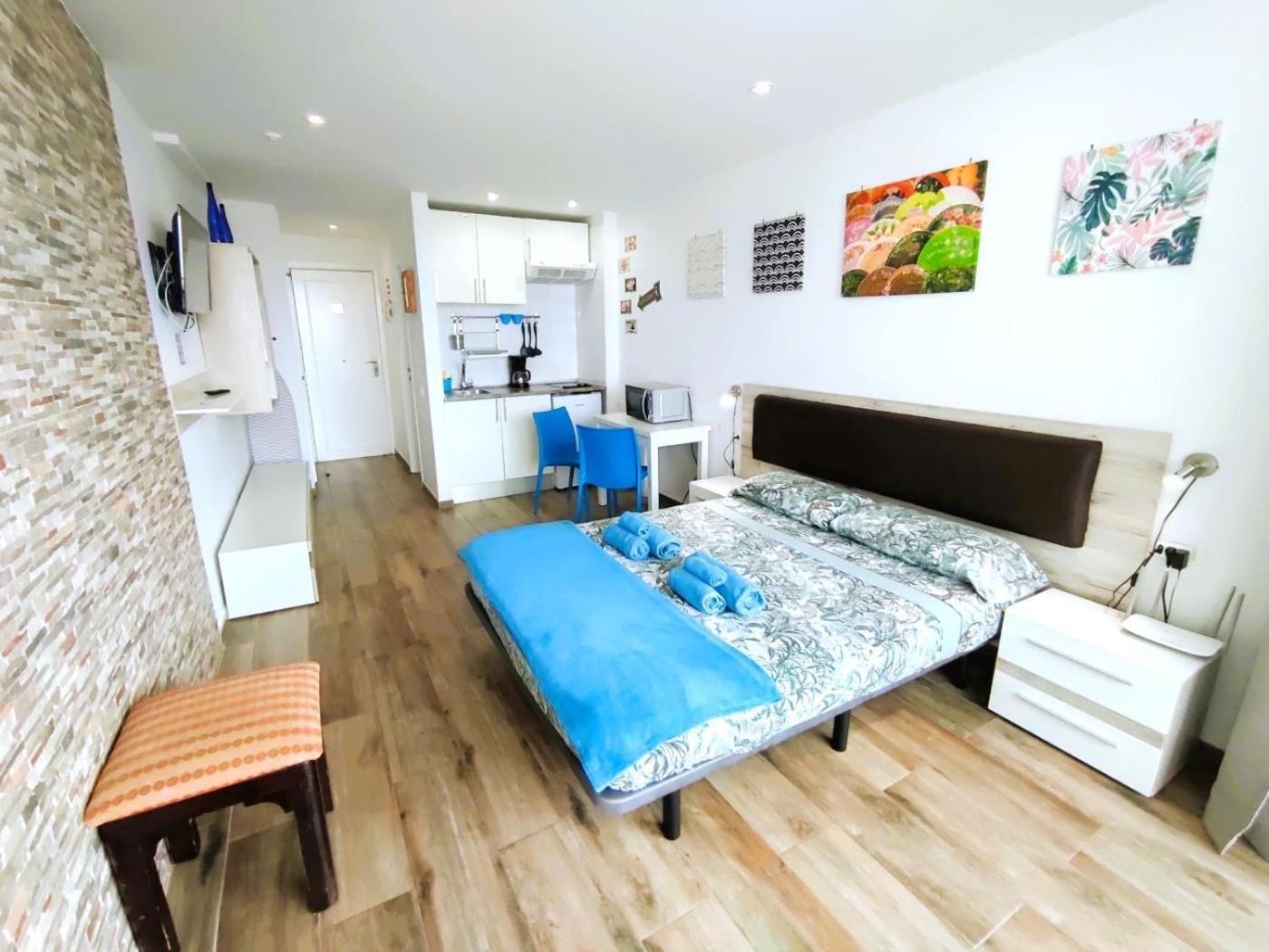 Pretty Little Penthouse, Sea Front, 2 Pool Apartamento