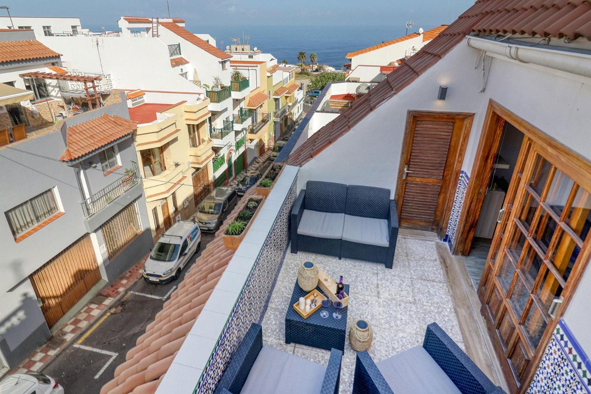 Cozy Retreat With Ocean Views, Private Terrace & Ensuite *
