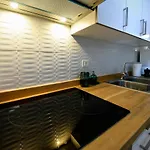 Peaceful & Bright Loft, Heated Pool, Netflix, Free Wifi & Parking, Tennis