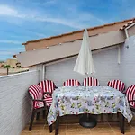 Red Large Family Apartment, Three Floors, 10 Guests