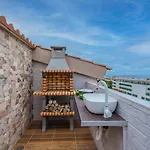 Red Large Family Apartment, Three Floors, 10 Guests