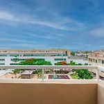 Yellow 3 Bedroom Large Apartment For 10 Guests