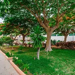 Yellow 3 Bedroom Large Apartment For 10 Guests