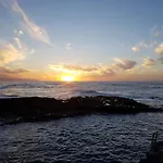 Valle, montañas y mar cristalino