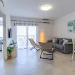 Modern 2-Bedroom Apartment With Stunning View