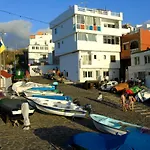 Villa-Sleeps4-Parking-Garden-Pool-Nearairport