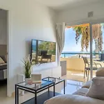 Apartment In Front Of The Ocean