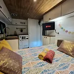 Camper Estatico Solo Para Alojar En El Frente Del Mar