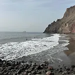 Pambnb - Modern Beachfront Apartment Hideaway
