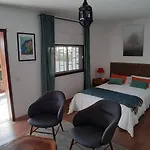 Habitacion Con Balcon Y Banos Privados.