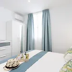 Home2Book Lovely & Bright Apt, Pool & Terrace