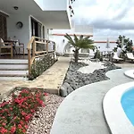 Holiday Flat, Radazul