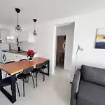 Seaview Modern Apartment In Downtown
