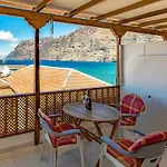 First line beach front 2 bedroom apartment Los Gigantes