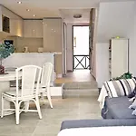 2 Min Walk To Beach - Private Solarium Bungalow
