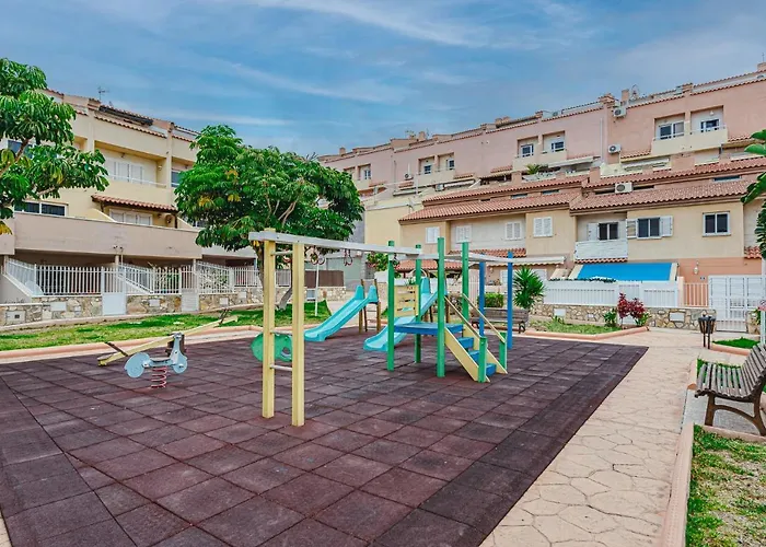 Yellow 3 Bedroom Large Apartment For 10 Guests