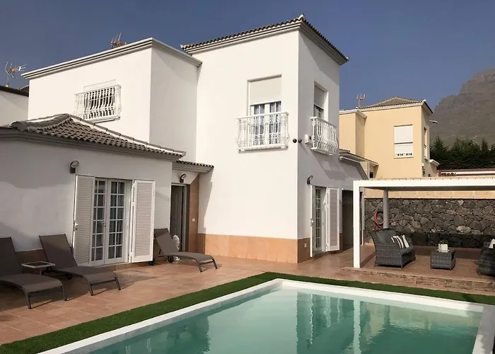 Villa Vanesa Luxury Private Villa With A Heated Pool, 4 Bedrooms And 4 Bathrooms
