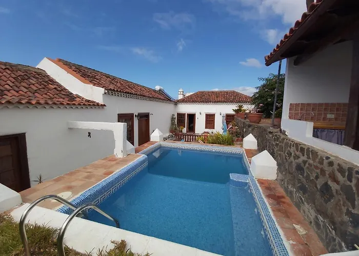 Villa-Sleeps4-Parking-Garden-Pool-Nearairport