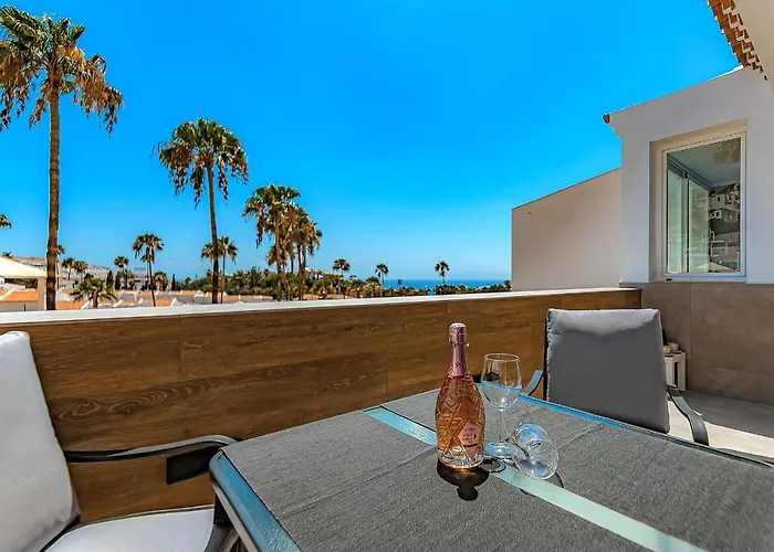 Apart Luxury Apartment In Island Village.