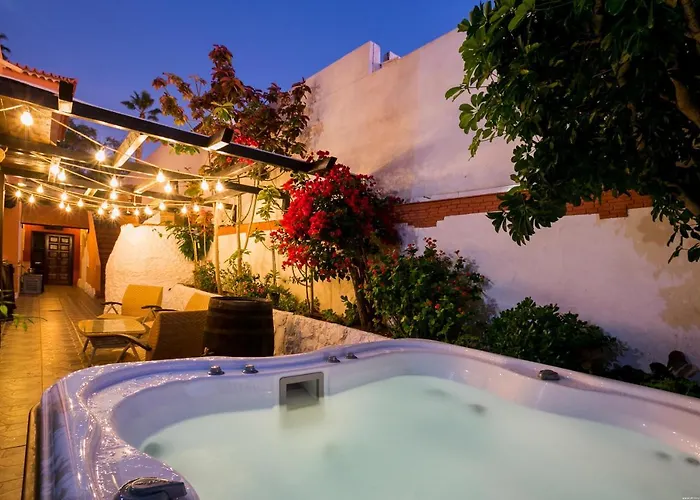 True Canarian 6 Bedrooms Villa With Hot Tub