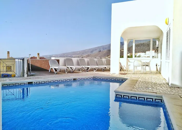 Beautiful Villa - 4 Bedrooms, Heated Pool, Fibre Net, 2 Priv Car Park Places, Tv Channels