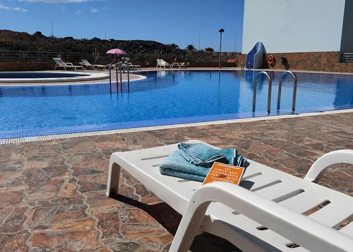 Huebsche Ferienwohnung Mit 2 Schlafzimmern, Pool Und Wlan, Strandnaehe