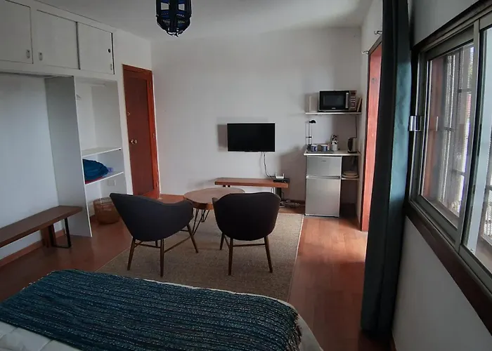 Habitacion Con Balcon Y Banos Privados.
