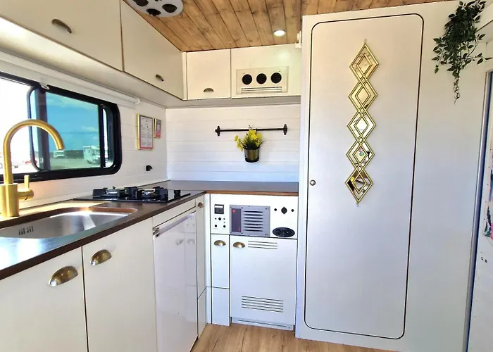 Camper Estatico Solo Para Alojar En El Frente Del Mar