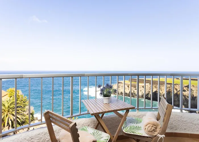 Cozy Seafront Studio With Balcony & Ocean Views