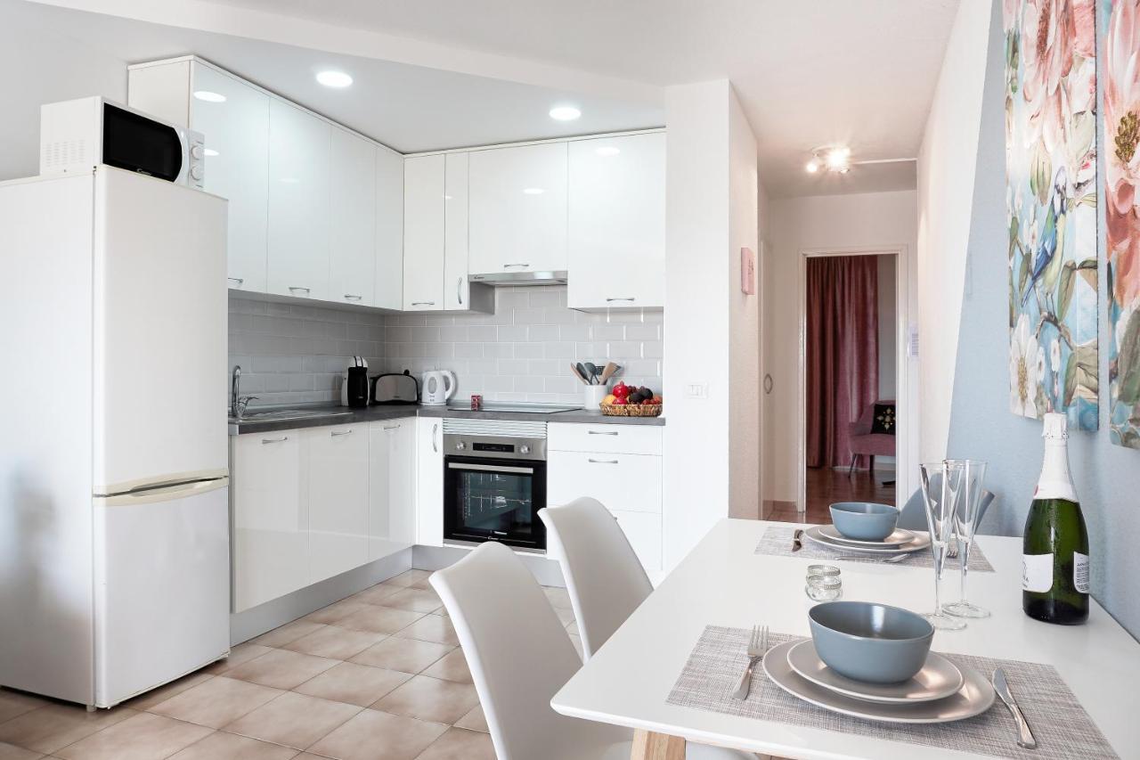 Great View, Heated Pool, Cool Design - Castle Harbour In Cristianos Apartment