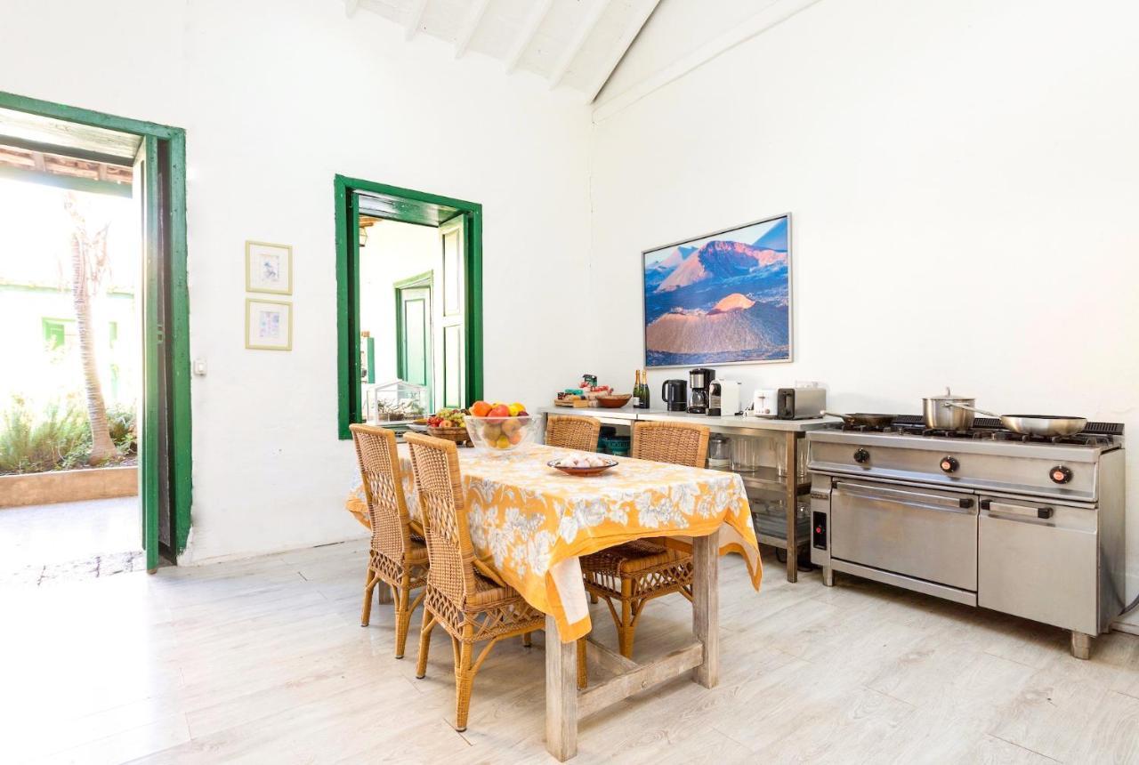 Villa Detached With Garden, Heated And Private Pool, Sea View, Parking Free