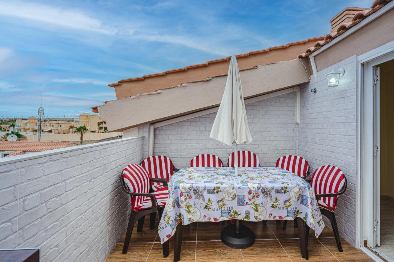 Red Large Family Apartment, Three Floors, 10 Guests *