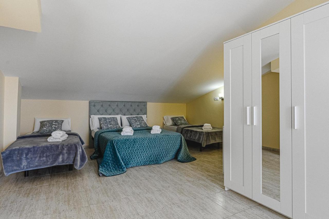 Red Large Family Apartment, Three Floors, 10 Guests