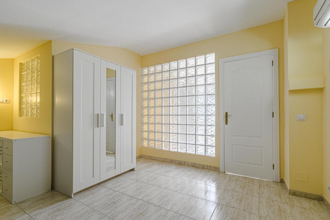Red Large Family Apartment, Three Floors, 10 Guests Appartement