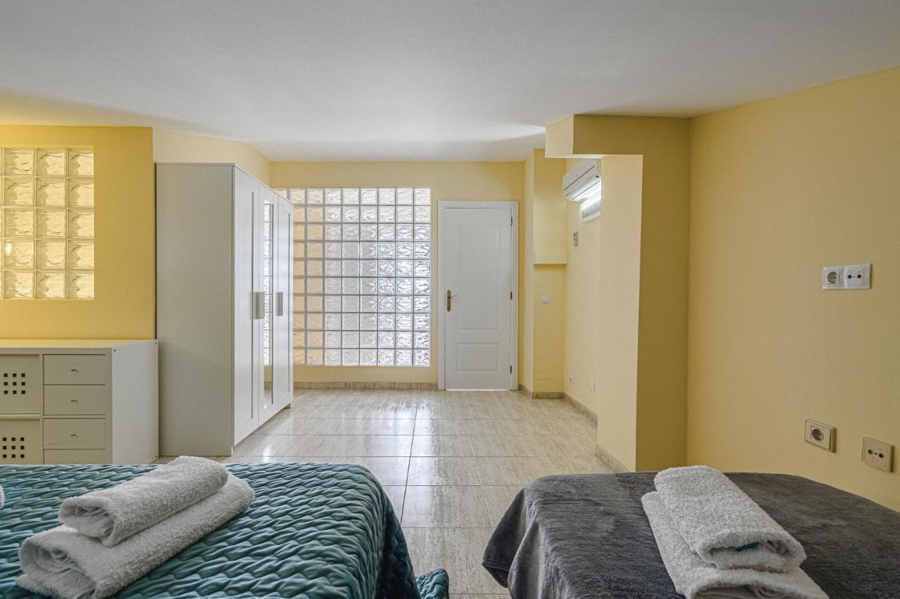 Red Large Family Apartment, Three Floors, 10 Guests Costa Adeje (Tenerife)