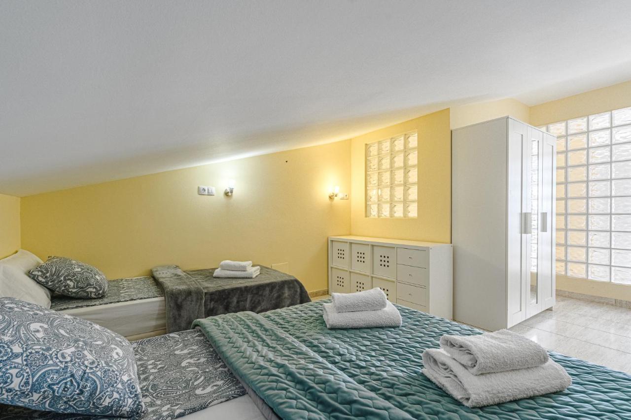 Red Large Family Apartment, Three Floors, 10 Guests *