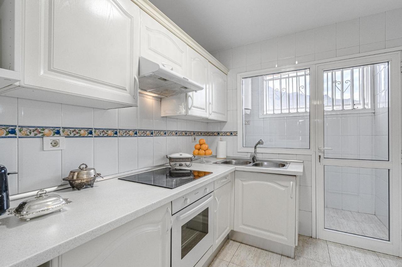 Red Large Family Apartment, Three Floors, 10 Guests Appartement