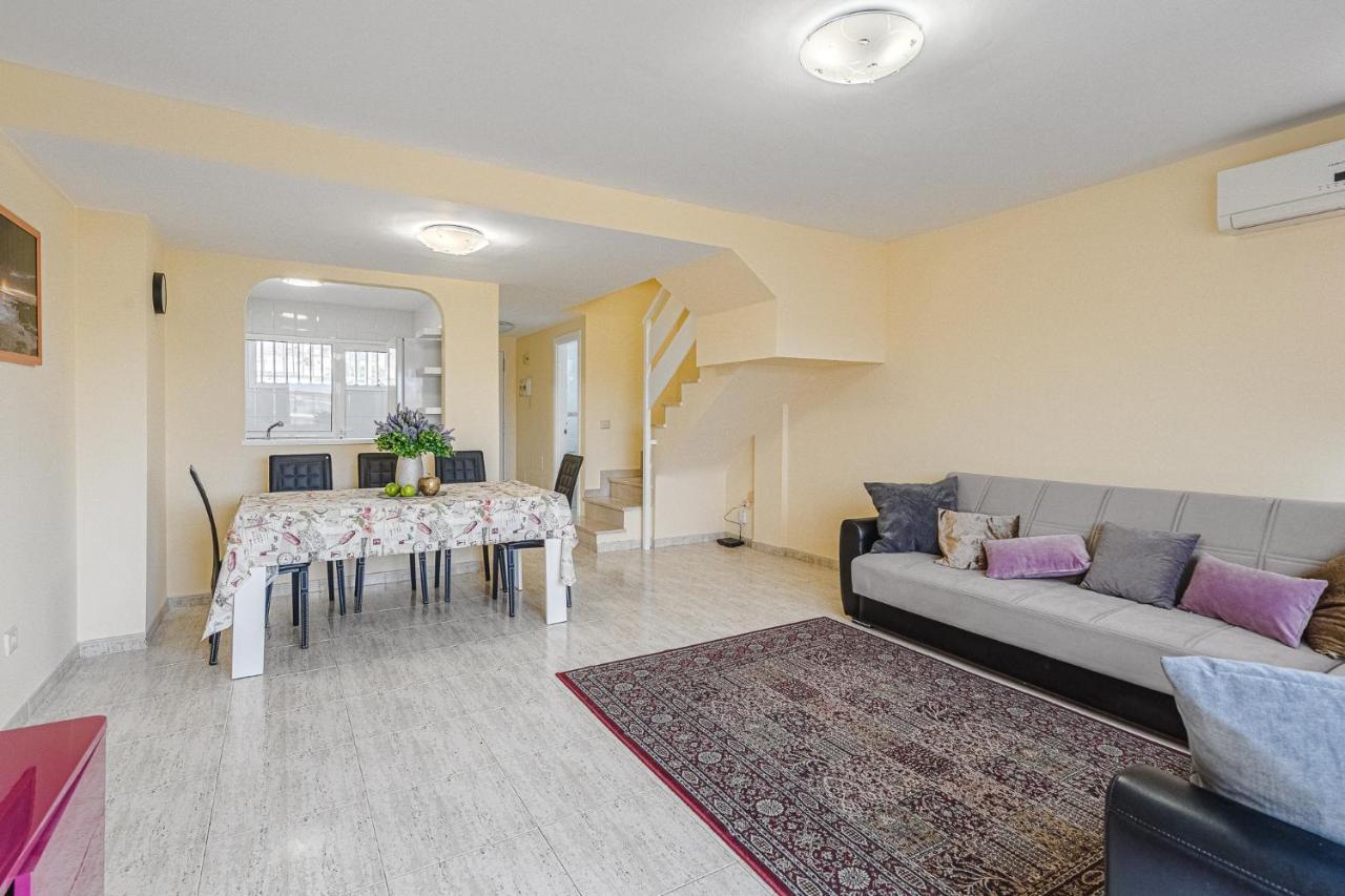 Red Large Family Apartment, Three Floors, 10 Guests Appartement *