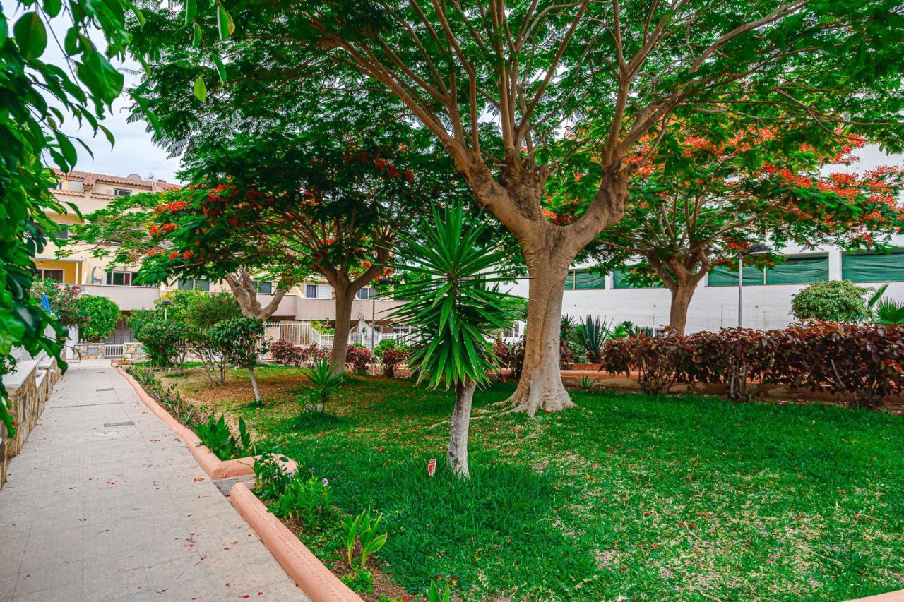 Red Large Family Apartment, Three Floors, 10 Guests