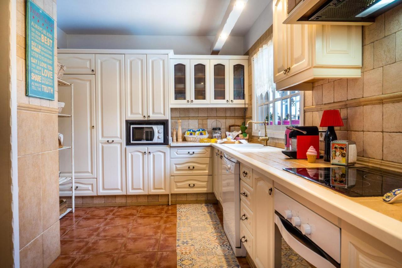 Deluxe Bella Air Con & Heated Pool, Tenerife South Villa Chayofa