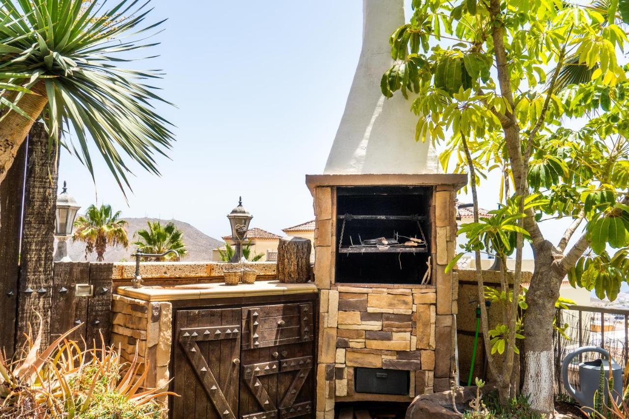 Deluxe Bella Air Con & Heated Pool, Tenerife South Villa *