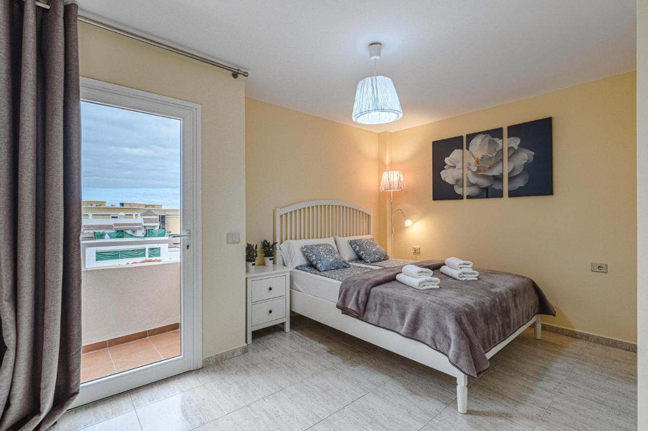 Yellow 3 Bedroom Large For 10 Guests