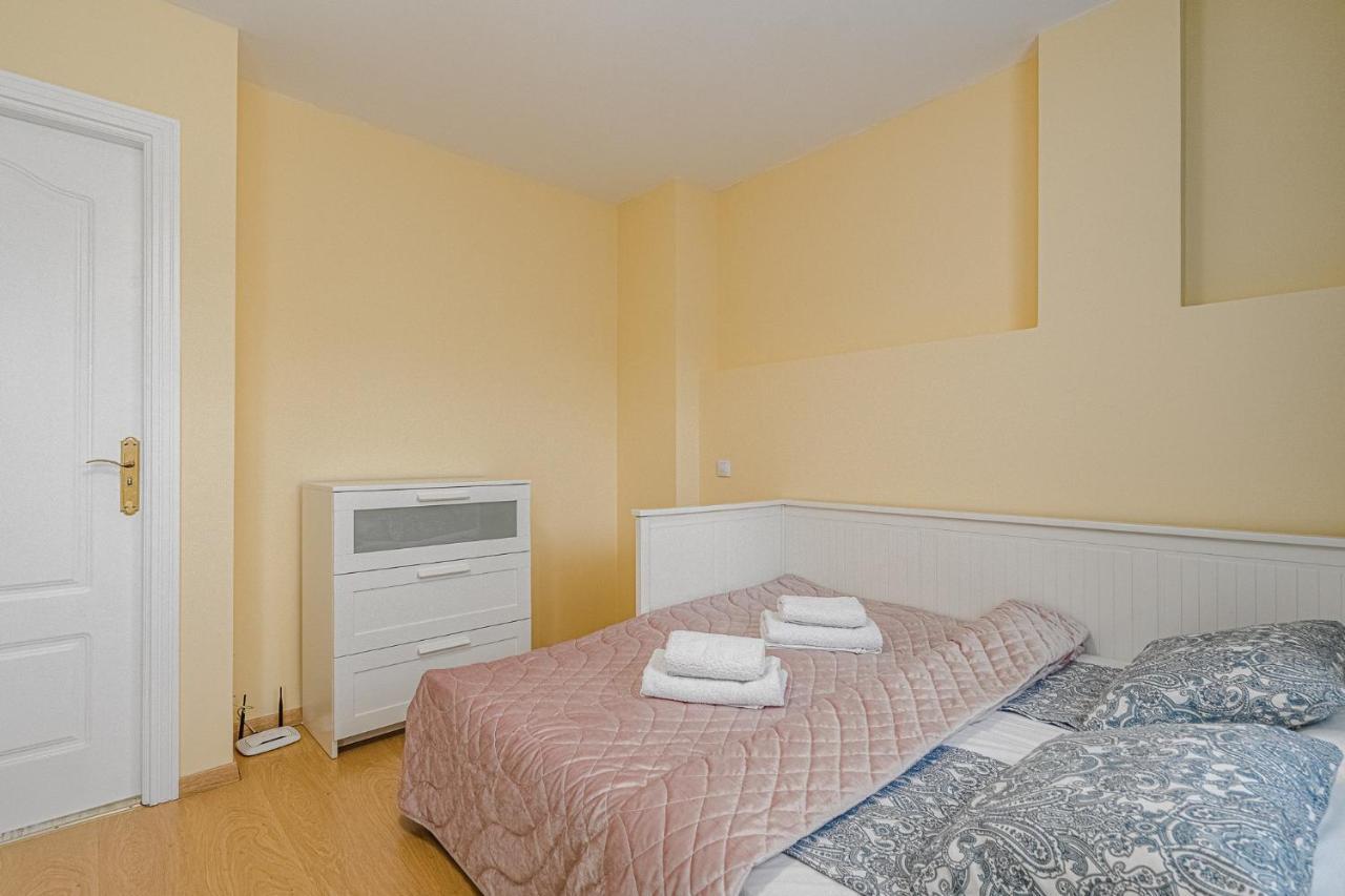 Yellow 3 Bedroom Large For 10 Guests *