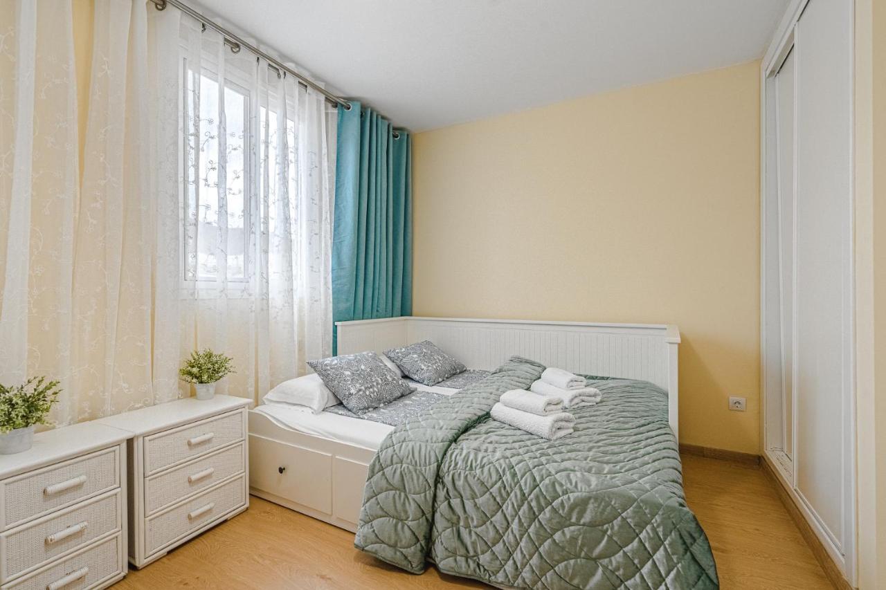 Yellow 3 Bedroom Large For 10 Guests Appartement