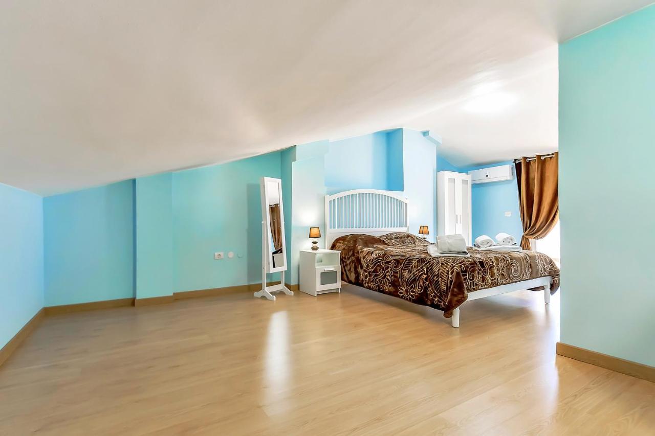 Yellow 3 Bedroom Large For 10 Guests Appartement